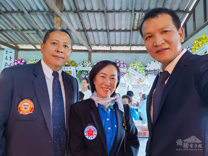 大同中學校長張明光（左），一新中學校長沈慶敏（中）華雲學校校長田景燦合影，