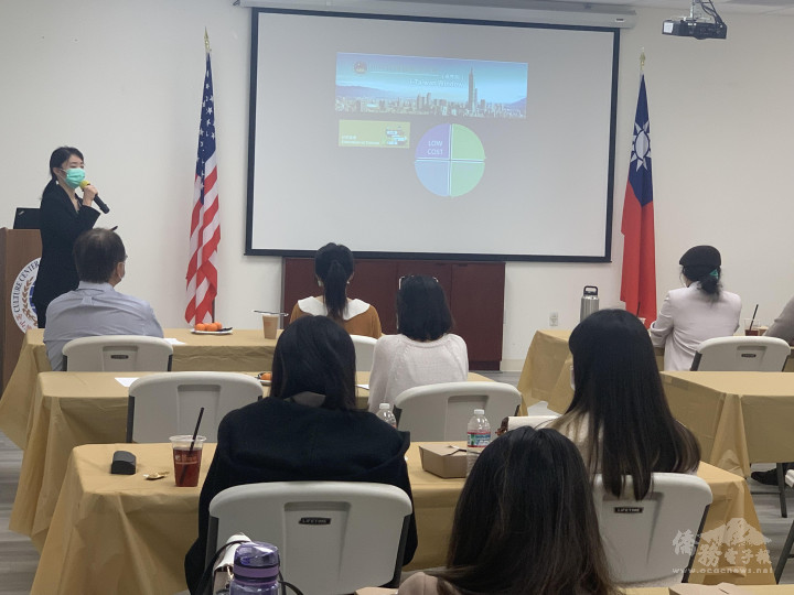 徐廣梅說明返臺升學相關資訊