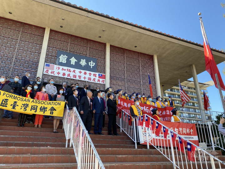 中華會館門口階梯前升旗