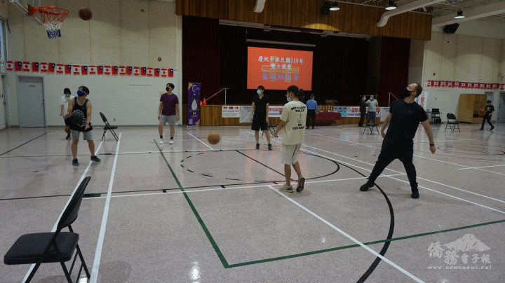國慶盃籃球賽比賽進行情形之一。