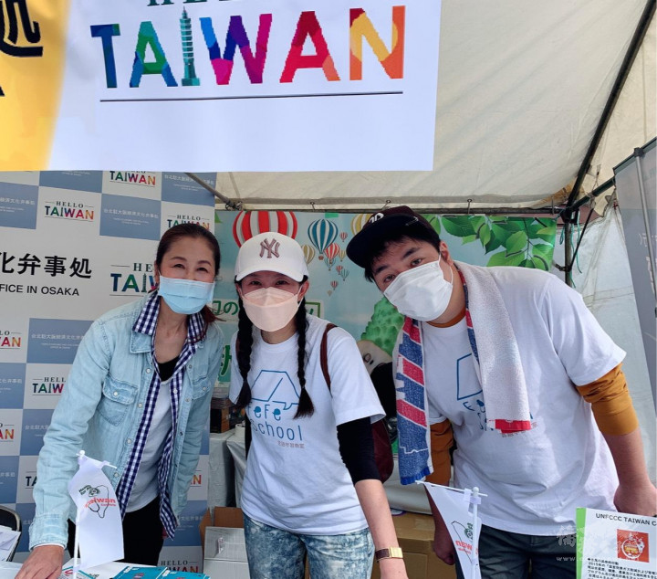 中文備查學校京都飛飛華語學校負責人劉柔敏(圖中)到場宣導華語