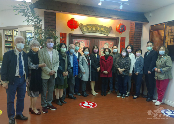 劉立欣（右7）拜會臺加文化協會，參觀臺灣文化中心，林挺睦（右8）等鄉親熱情接待