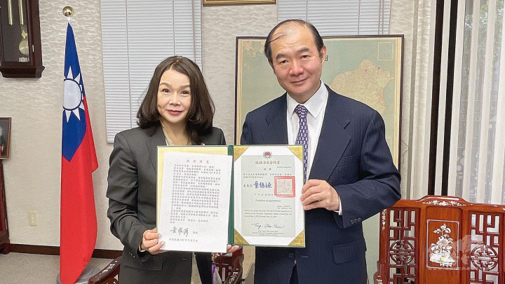 頒發賴玉汝僑務顧問聘書 