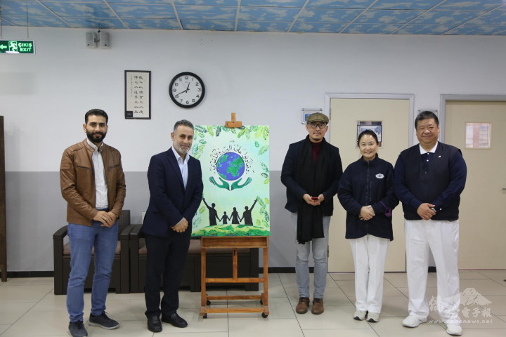 來賓與主麻校長的合影。