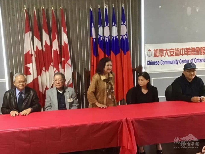 安省中華總會館主席施善美（左三）在橋牌初級班始業式中致詞。