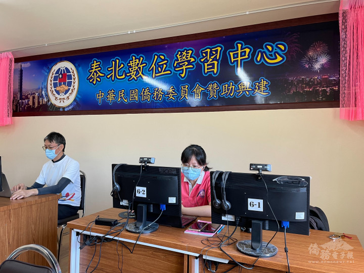 研習班輔導邱珍寶老師（左）與陳怡钧老師進行線上輔導情景