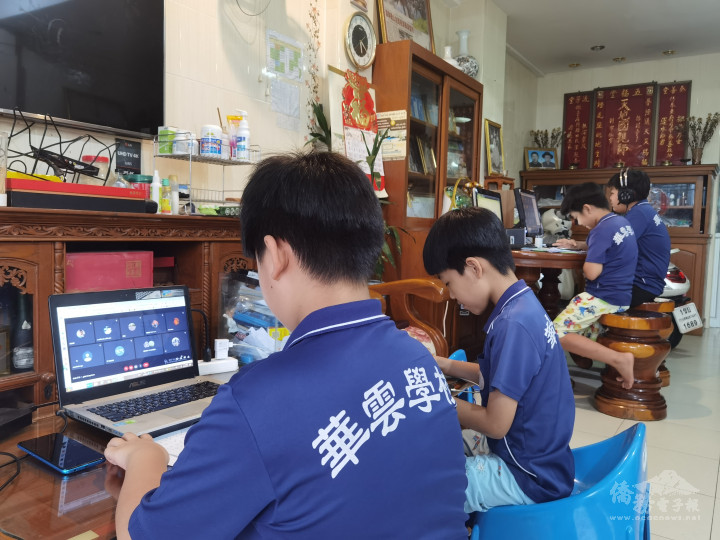 華雲學生居家防疫利用電腦手機參與線上考試情景