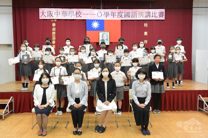 第一排左起：鄭晶心、陳雪霞、楊慧萍、藍景湉與所有參賽學生合影