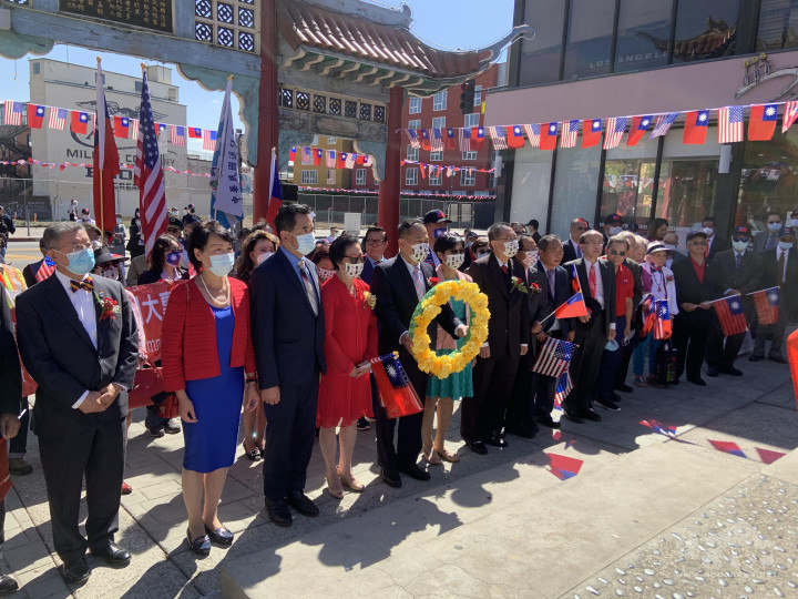 升旗典禮結束赴華埠廣場向國父孫中山銅像獻花致敬