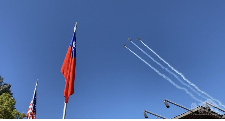 三架介壽號飛機編隊準時於上午10點10分劃過天際， 現場民眾熱烈歡呼