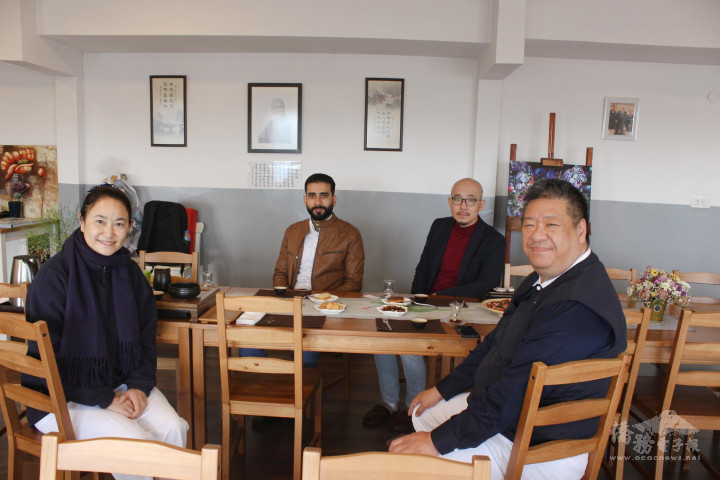 慈濟志工們以傳統臺灣茶招待來賓們。