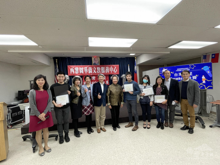 社會組頒獎合影(由左而右為曾淑華、林家賢、邱美瑞、吳曉竹、甄國清、吳小燕、金昫樵、黃琪雅、陳桂鳳、林昭宏、陳志賢)