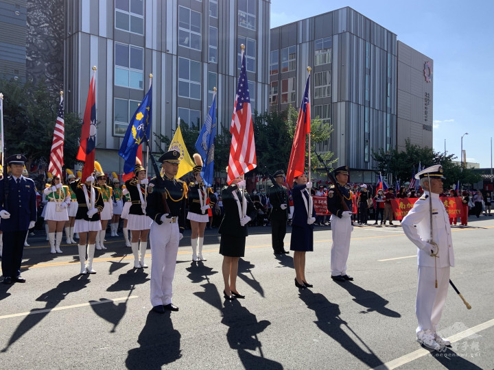 中華旗隊操演進場