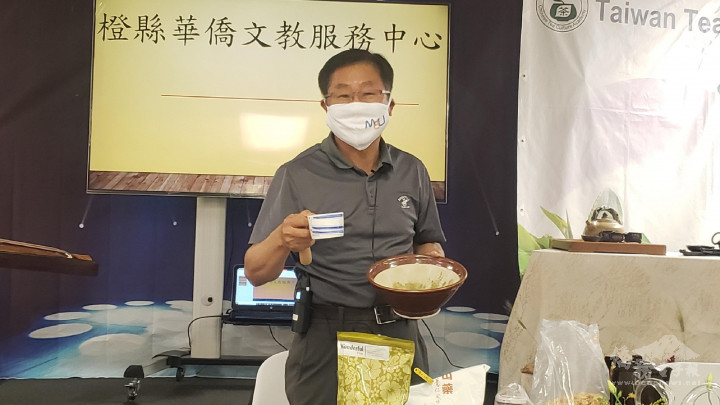 邱啓宜現場示範客家風味擂茶的製作