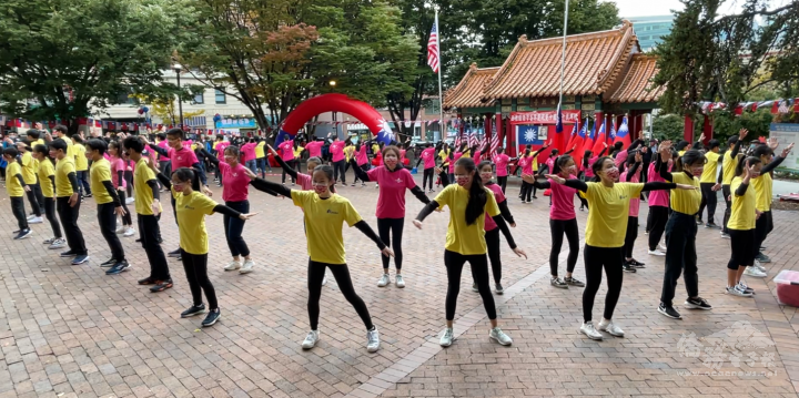 西雅圖青年文化志工FASCA帶來「擁抱世界擁抱你」精彩舞蹈表演