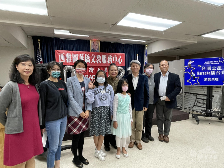 青少年組頒獎合影(由左而右為曾淑華、沈德馨、吳曉竹、陶明恩、吳小燕、林怡彤、甄國清、葛之凝父親帶領、林昭宏)