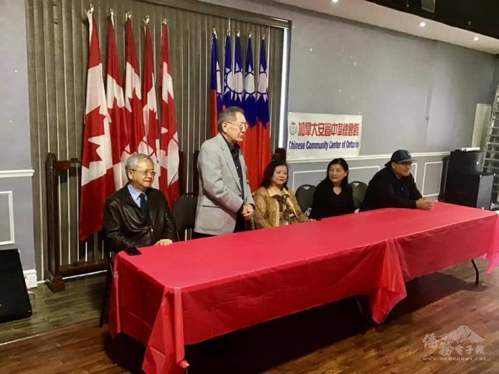 授課老師溫一鵬（左二）鼓勵學員投入橋牌學習，並在其中找到樂趣。