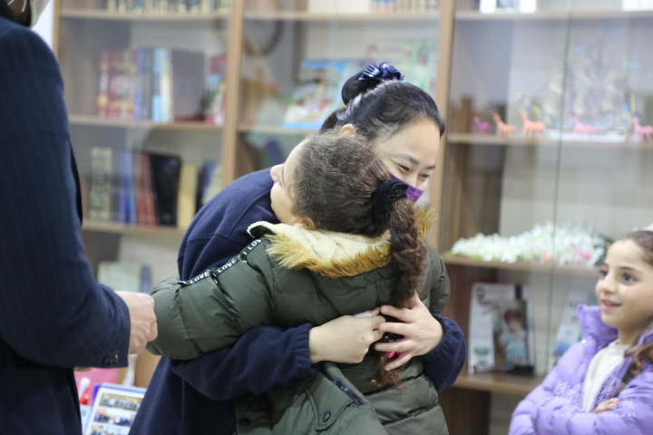 熱情的學生看到志工給了一個大大的擁抱!