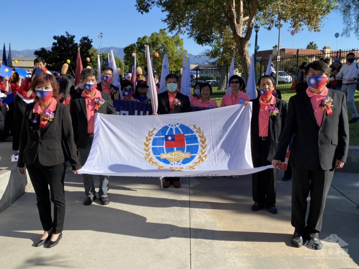 僑委會會旗進場