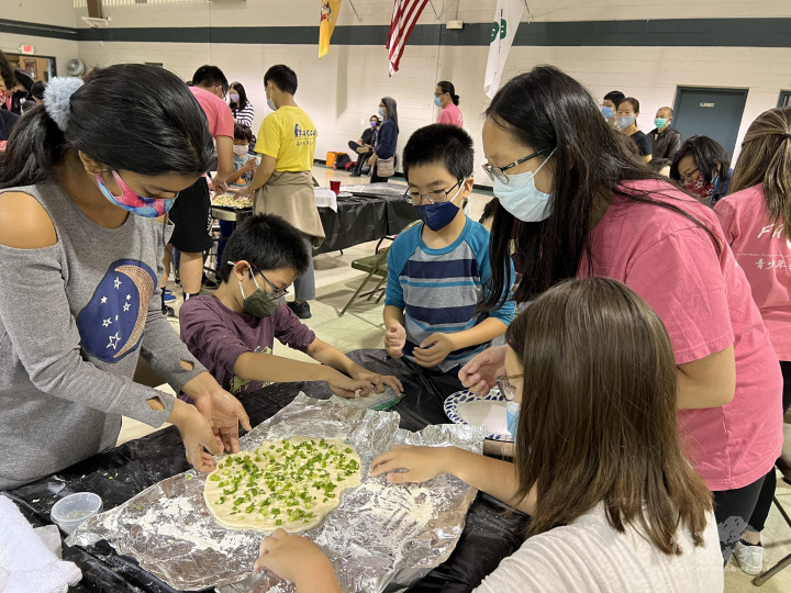 FASCA青少年文化志工協會會員，擔任助教幫助學生製作蔥油餅。