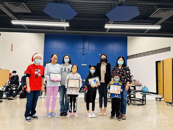 新澤西新海中文學校繪畫比賽頒獎典禮, 得獎同學和評審老師合影