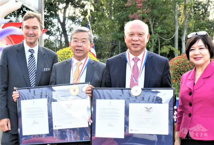 國際領袖基金會創會會長董繼玲(右一)，頒發美國總統義工金獎給葉超(右二)，吳子平(左二)。左一為國際領袖基金會創辦人Joel Szabat。
