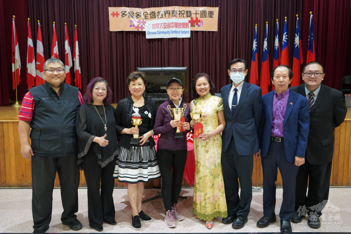 僑教中心主任孫國祥與「群星」競唱三位勝出得獎女士及主辦單位合照。