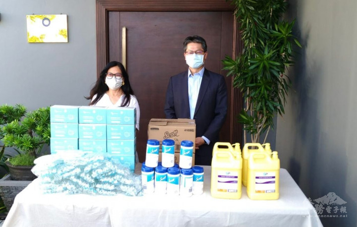 駐汶萊代表處大使李憲章及汶萊臺灣商會共同捐贈馬來奕中華中學防疫物資