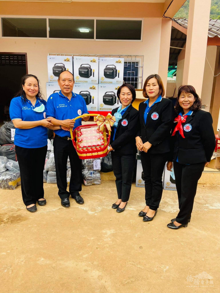 校長沈慶敏與教師代表（左3）向會長王世璽（左2）賀新禧