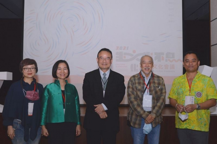 全國文化會議東區論壇貴賓合影(左至右臺北藝術大學博物館研究所教授黃貞燕、東華大學藝術學院院長徐秀菊、文化部政務次長蕭宗煌、臺東大學公共與文化事務學系教授蔣斌、社團法人花蓮縣牛犁社區交流協會社區營造組長楊富民)