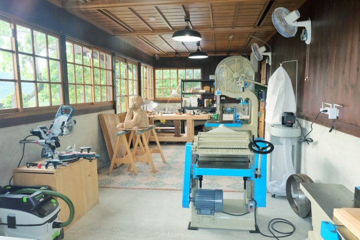 桃園市立大溪木藝生態博物館多數主題館舍都是沿著老城區的普濟路分布，從大溪公園到木博館館舍群，形成綠意豐富且具歷史文化故事的廊道，沿線多元風貌與舒適的步行環境，是大溪城鎮的新形象和旅遊亮點。