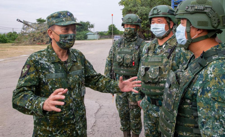 副參謀總長王興禮中將視導官兵執行操演實況。（軍聞社記者莊家宏攝）
