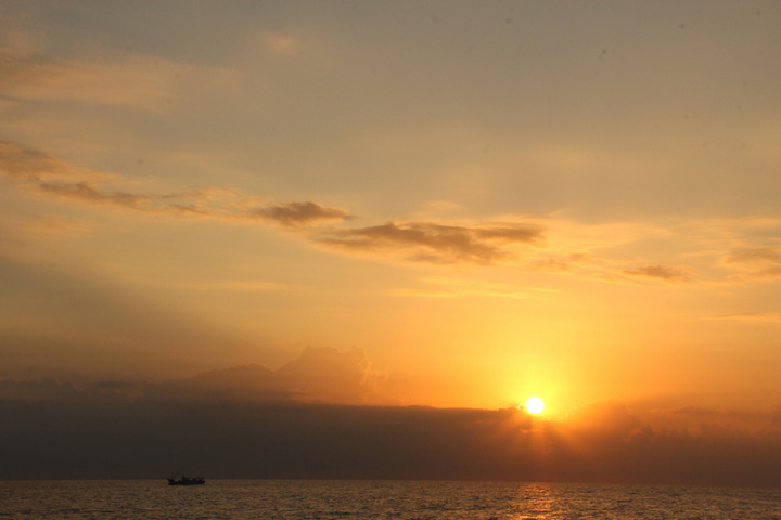 花蓮縣政府2022年迎曙光活動，分別與賞鯨船、旅行社合作推出陸、海、空3種方式，民眾可選擇搭賞鯨船、搭專機或是沿著七星潭健走迎接新年的第一道曙光。（花蓮縣政府提供）