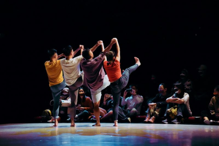 有別於一般外界對傳統排灣族既定外在形象，蒂摩爾古薪舞集的舞者們將透過古謠吟唱是音樂，從聲線引動，交織出身體波動，激盪出獨一無二的排灣族當代身體語彙