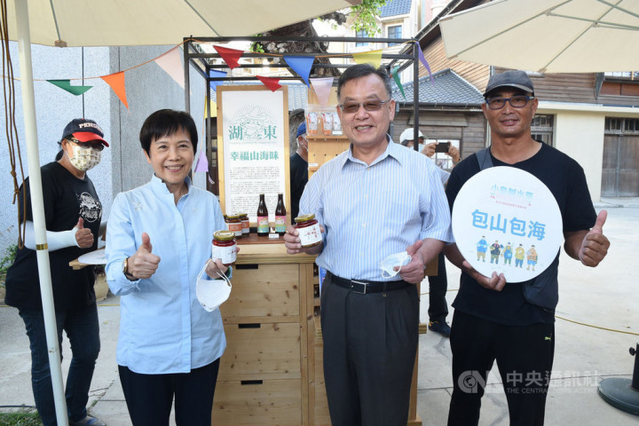 澎湖縣農漁局主辦「小島鹹水祭。農嶼海雜市集青年共創成果產業市集」活動7日在馬公洪根深美術館前廣場舉行，縣長賴峰偉（右2）、議長劉陳昭玲（左2）等人到場以行動表達支持