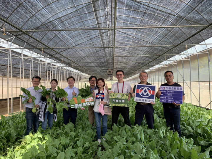全聯合作的太康有機農業專區現場，全聯副董事長謝健南（右2）、總經理蔡篤昌（右3）合影；全聯目標5年內有機蔬菜銷售占比達50%，實現平價有機專賣店概念。