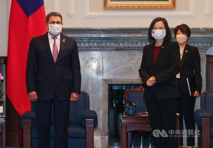 President Juan Orlando Hernandez (front left) and President Tsai Ing-wen (front right) pose for a photo when they meet at the Presidential Office in Taipei Saturday. 