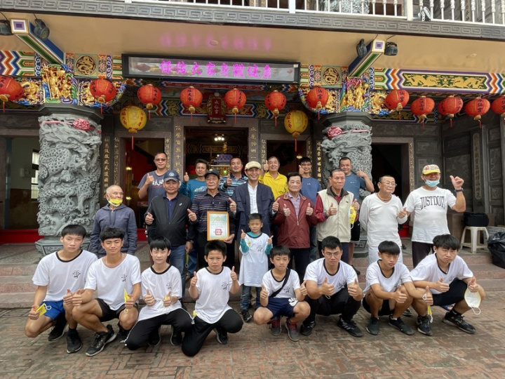 屏東小琉球水仙宮「欽點五毒大神陣」經屏東縣政府公告登錄為縣定民俗，廟方27日獲頒文化資產保存者證書。（屏東縣政府文化處提供）