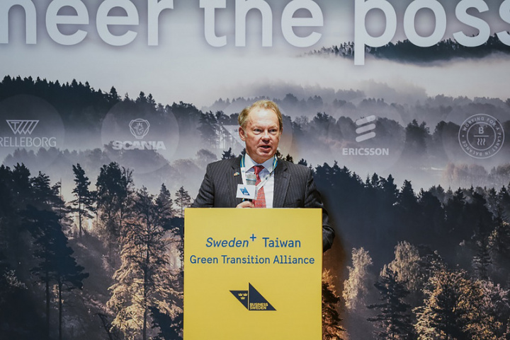 瑞典駐台代表孔培恩24日代表瑞典在台8大指標企業宣示，將以4大行動，達到淨零碳排目標。（瑞典貿易暨投資委員會台北辦事處提供）