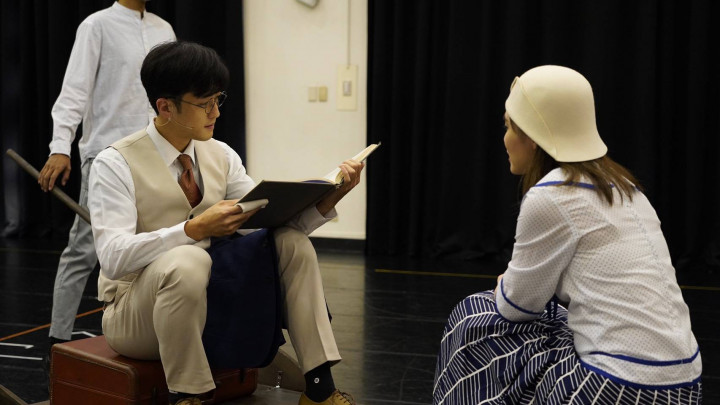 《徽因》音樂劇中徐志摩一角，由偶像劇新生代演員鍾政均(左)詮釋。(廣藝基金會提供)