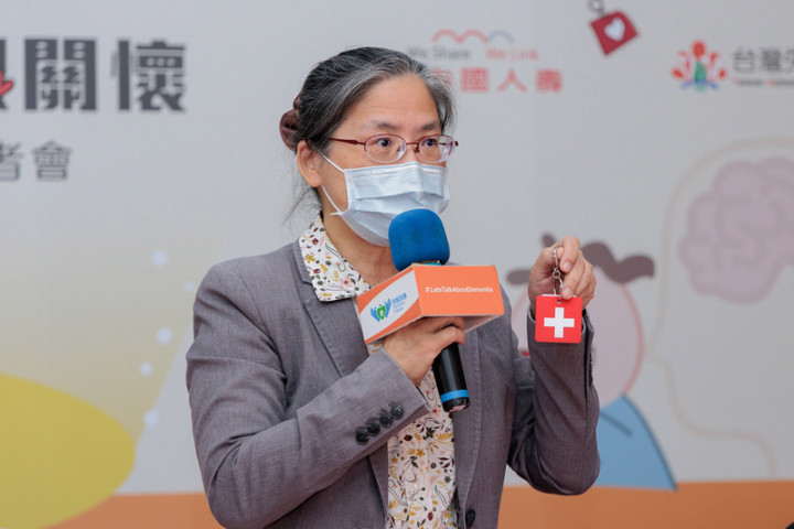 台灣失智症協會秘書長湯麗玉表示，新型預防走失輔具「緊急連絡卡」造型如吊飾，可註記失智者關鍵資訊等，以利縮短走失尋獲時間