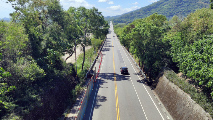 軍方高層日前表示，國軍完成全台戰備道驗證後未曾放棄尋新點，戰備道越多、越有助戰力保存，確實有考量在關山、池上段增闢，但戰備道影響日後禁限建，仍待與地方溝通。台灣「最直的公路」在台東縱谷台9線，從關山鎮到鹿野鄉的武陵路段，全長14.5公里幾乎沒有轉彎。圖為鹿野路段。