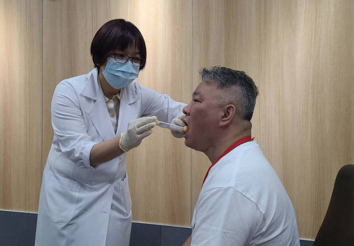 台北醫學大學口腔衛生學系主任周幸華（左）說，不少癌友誤以為用鹽水漱口就能殺菌，卻可能刺激傷口、延緩癒合，嚴重恐中斷療程，甚至危害性命。