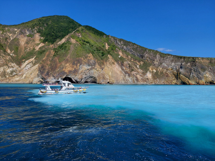 交通部觀光局東北角暨宜蘭海岸國家風景區管理處表示，龜山島八景之一「眼鏡洞」，就位於島上峭壁及海面交接處，因受長年海水侵蝕，形成半圓形海蝕洞，若從海面望去宛如眼鏡聞名，當地常疑因洞口岩層受風化或地震影響，出現落石，屬於自然正常現象。（宏棋號賞鯨船解說員簡逢均提供）