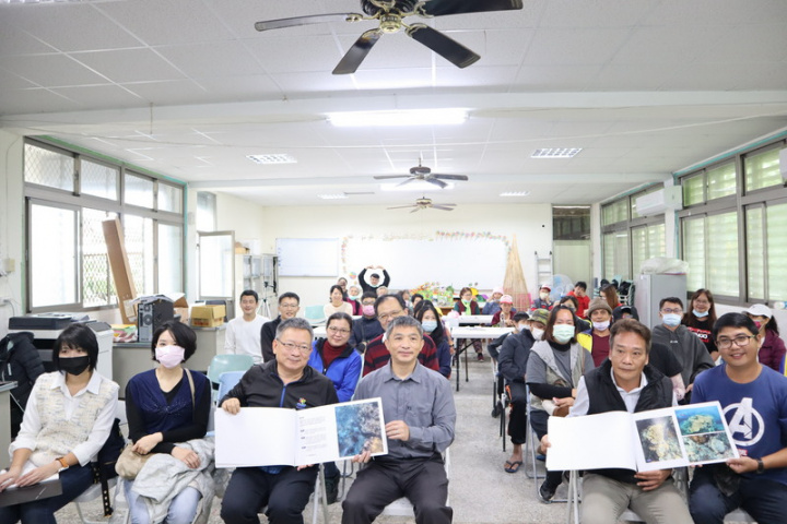 豐濱鄉新社社區發展協會23日上午在新社活動中心舉辦「新社半島海底世界」成果發表會，林務局花蓮林區管理處長黃群策（前左4）、社區發展協會理事長潘禎祥（右2）、總幹事潘國祥（右）等人出席。