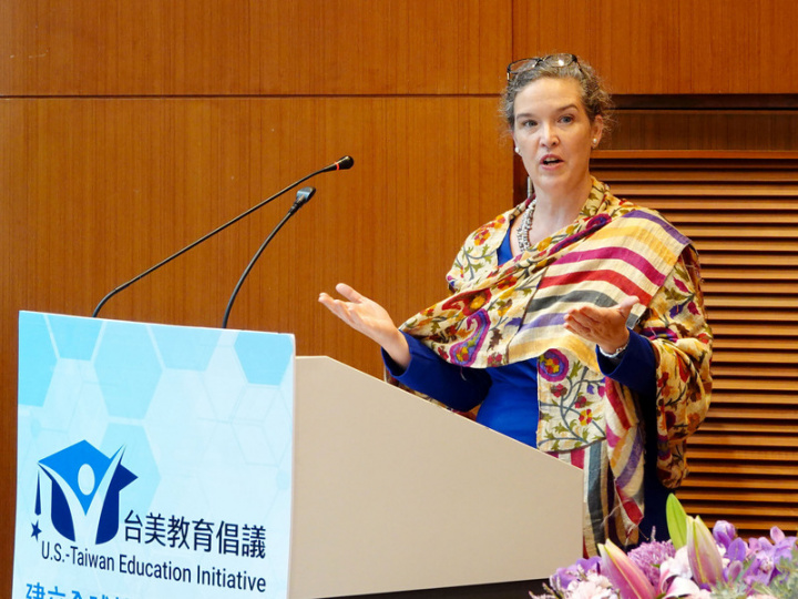 國立中正大學30日舉辦「台美教育倡議：建立全球教育夥伴關係研討會」，美國在台協會（AIT）台北辦事處長孫曉雅致詞表示，期盼能幫助更多美國人來到台灣學習華語，也讓台灣實現2030雙語教育的目標。（中正大學提供）