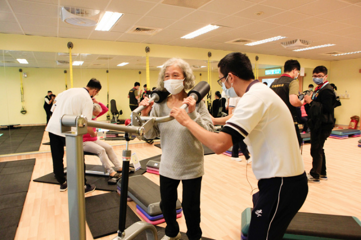 花蓮慈濟大學成立縣內首間「銀髮健身俱樂部」，設有健身設備、教練專業指導並結合醫院肌力檢測，開放65歲以上長者報名使用，25日揭幕，預計12月9日正式對外開放，即日起開放民眾報名體驗課程。（慈濟大學提供）