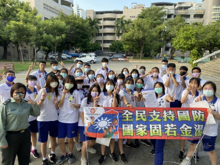雄商學生與教官合影留念。（高雄高商提供）
