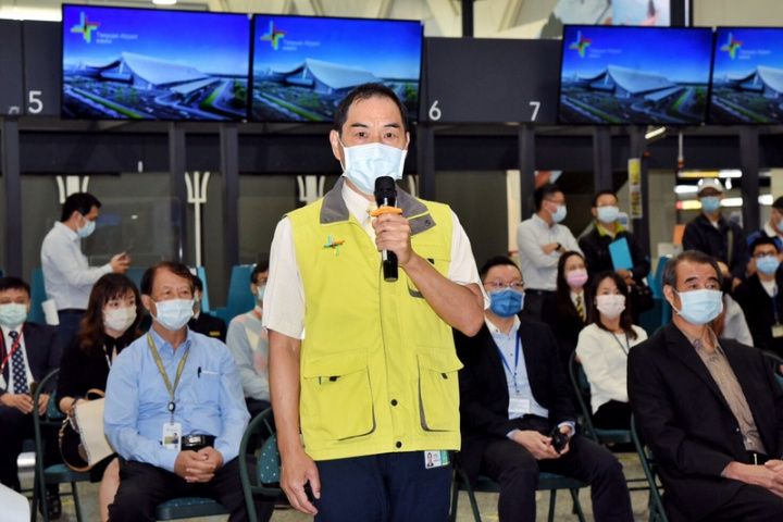 桃園國際機場15日舉辦重大人為危安及恐怖攻擊應變演習，桃園機場公司總經理但昭璧（前中）表示，這次以聯防的觀念擴大與警政署辦理，除納入維安特勤隊，更結合桃園市警察局特勤武裝警力，對確保國際機場飛航安全及提升關鍵基礎設施防護能力大有助益。（桃園國際機場公司提供）