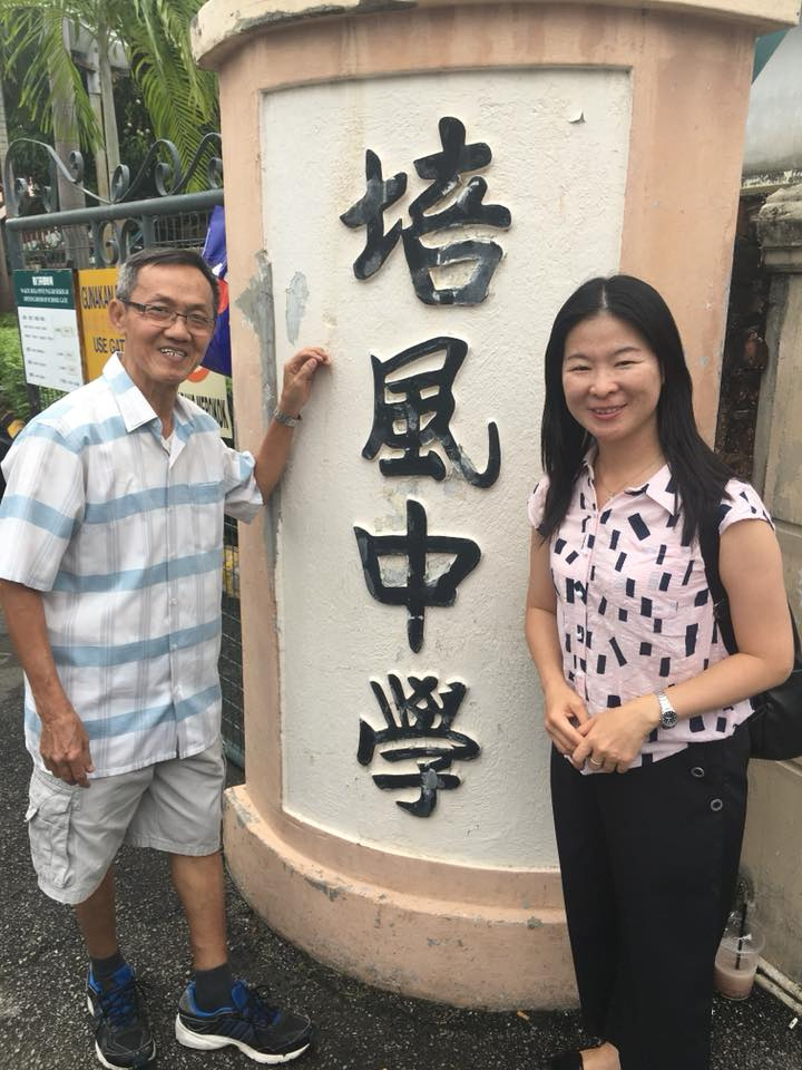 慧清回訪馬來西亞的母校培風中學，是馬六甲唯一的一間中文學校。（慧清提供）